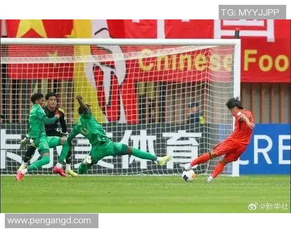 国足球星训练拼搏瞬间全程回顾展现激情与坚韧魅力