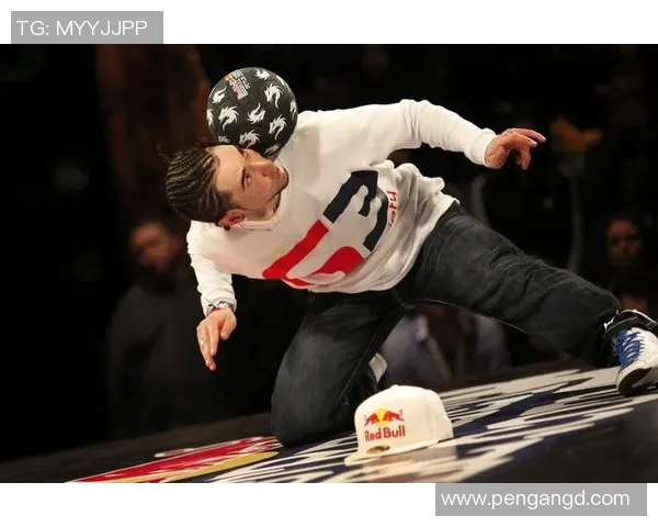 球星花式足球挑战踢门框惊险瞬间全场欢呼展现高超球技