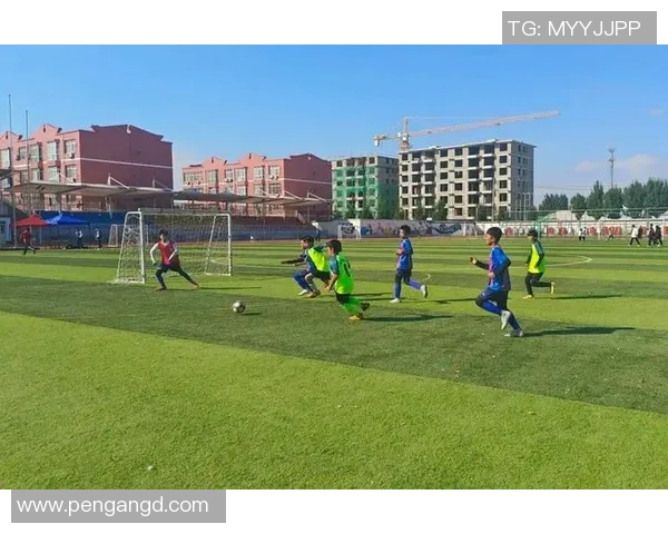 绿茵飞驰瞬间定格展现足球球星全力冲刺的速度与激情