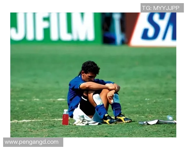 足球巨星瞬间蹲下背后隐藏的故事与深意揭秘