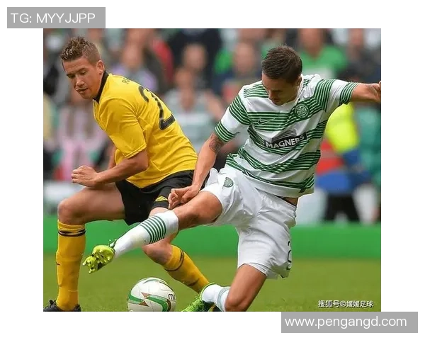 足球球星激情接吻瞬间曝光引发热议瞬间成焦点话题