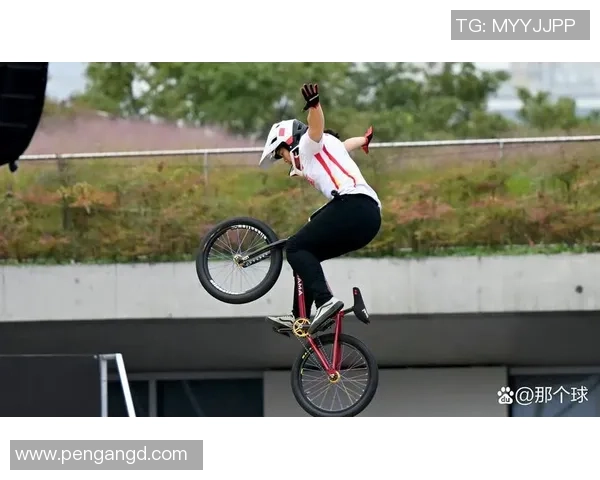 颠球足球球星挑战极限展现非凡技巧引领街头运动风潮